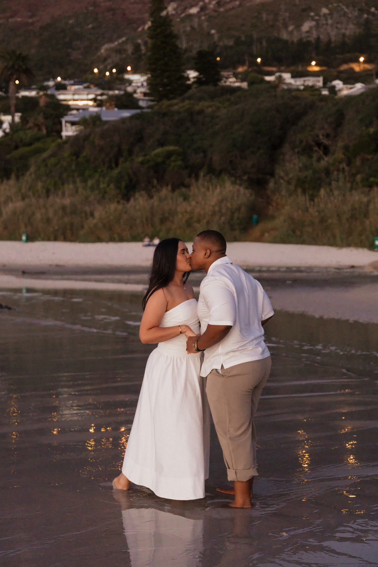A kiss at the shoreline